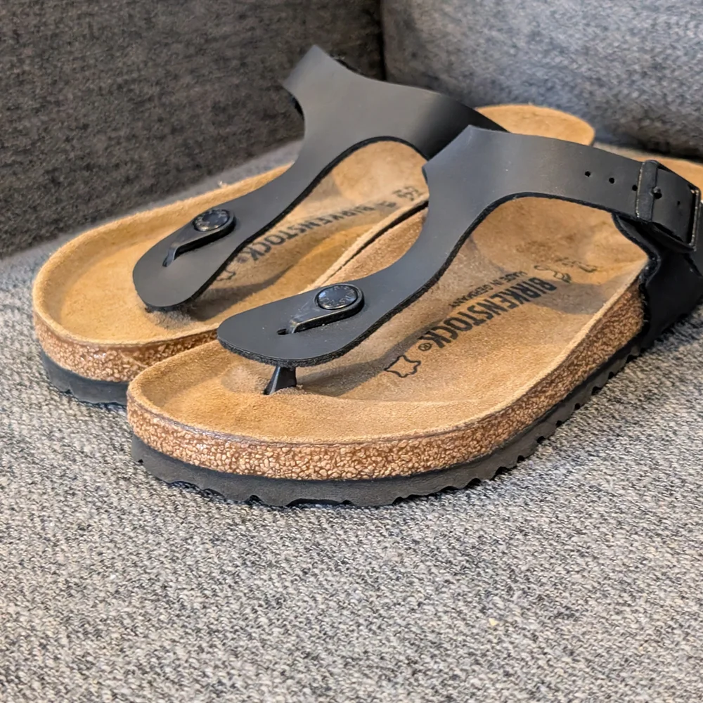 Birkenstock Gizeh Thong Sandals in Black